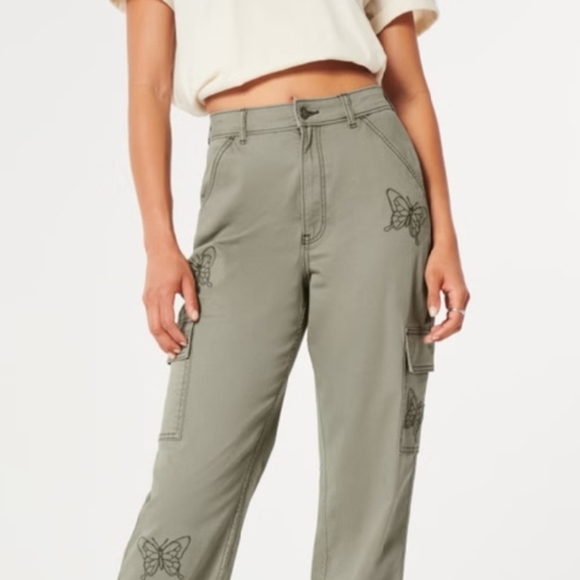 Hollister Ultra High-Rise Butterfly Cargo Dad Pants‎ (Style #656105331) - Picture 1 of 7